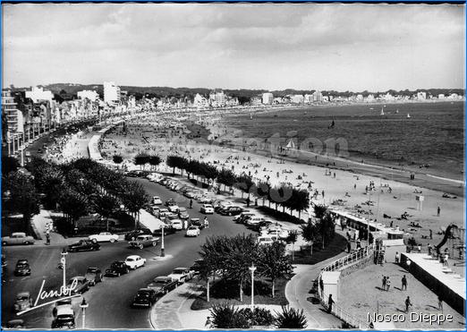 LA BAULE - ESPLANADE DU CASINO ET VUE GENERALE DE LA PLAGE