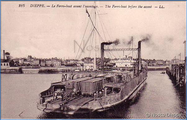 DIEPPE - LE FERRY BOAT AVANT L ACCOSTAGE