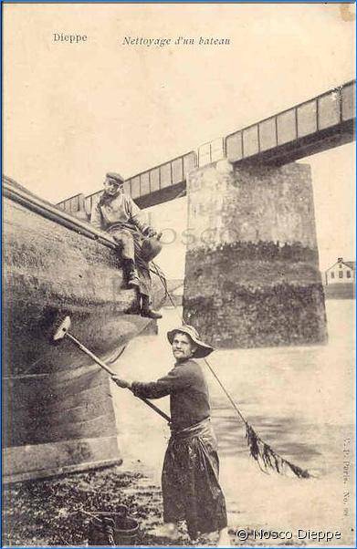 DIEPPE - NETTOYAGE D UN BATEAU