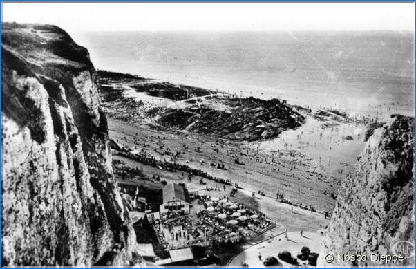 DIEPPE - LE BAS FORT BLANC VU DES FALAISES AVEC SON RESTAURANT BAR DANCING