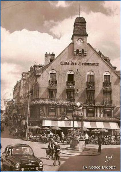 DIEPPE - PLACE DU PUIT SALE ET LE CAFE DES TRIBUNAUX