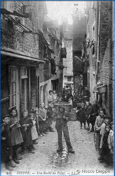 DIEPPE - UNE RUELLE DU POLLET - ANIMEE