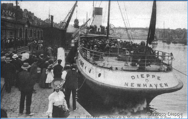 DIEPPE - DEPART DE LA MALLE - PASSAGERS SUR LE PONT