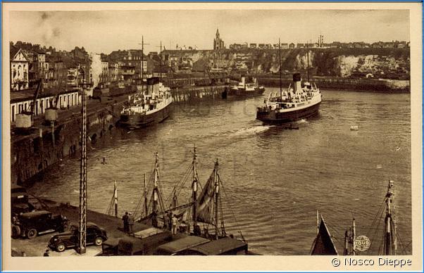 DIEPPE - LA GARE MARITIME - PAQUEBOT SORTANT DU PORT
