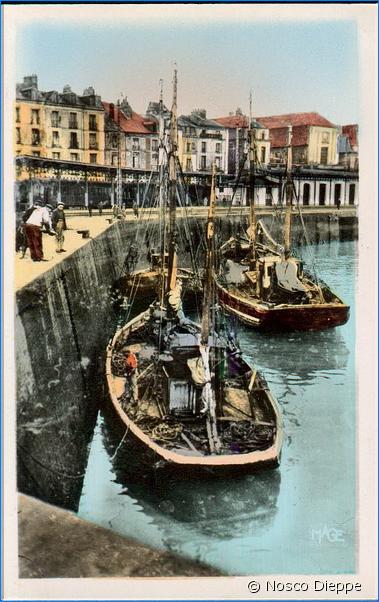 DIEPPE - LA GARE MARITIME ET LES BATEAUX DE PECHE