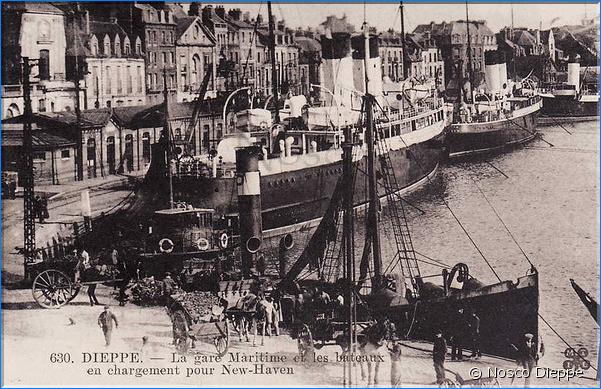 DIEPPE - LA GARE MARITIME ET LES BATEAUX EN CHARGEMENT
