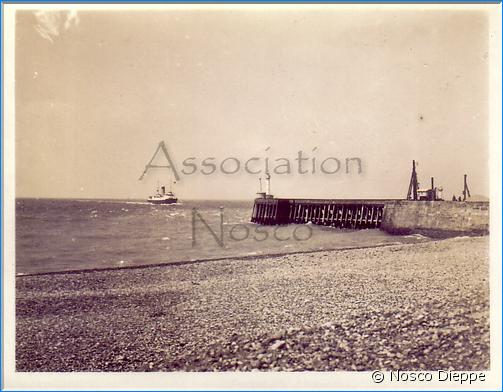 DIEPPE - ARRIVEE D UN BATEAU - CLICHE 2