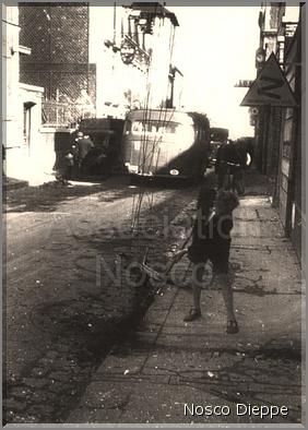 DIEPPE - NETTOYAGE DES RUES APRES LE RAID DE DIEPPE