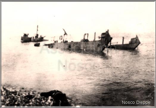 DIEPPE - BARGE DE DEBARQUEMENT ECHOUEE