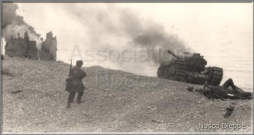 DIEPPE - BARGE N5 ET CHAR EN FEU