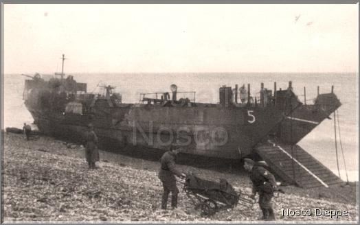 DIEPPE - BARGE N5 FINISSANT DE BRULER