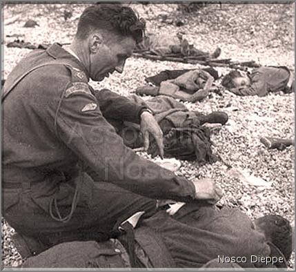 DIEPPE - BLESSES ET MORTS SUR LA PLAGE