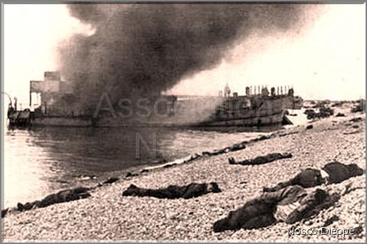 DIEPPE - UNE BARGE EN FEU