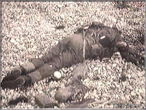 DIEPPE - PUYS - LE CORPS D UN ALLIE SUR LES GALETS