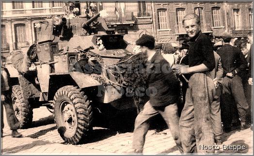 DIEPPE - LA FOULE ENTOURE LES JEEPS 